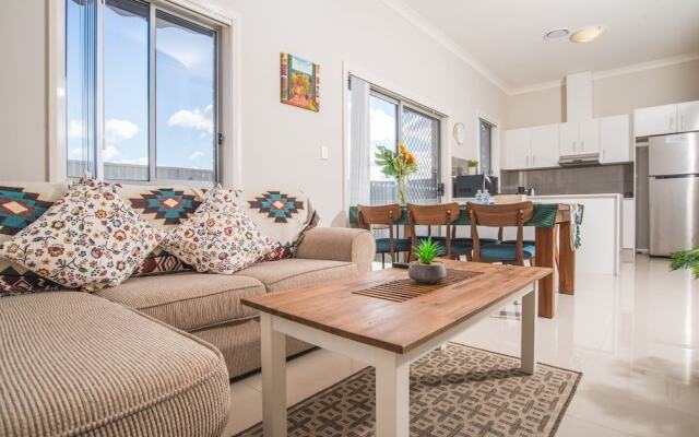 PEACEFUL 2Kingbed RootyHill Townhouse near Station