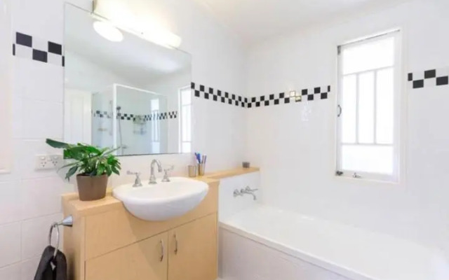 Sunny Home - near West End Cafe's, South Bank & City