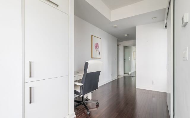 GLOBALSTAY. Maple Leaf Square