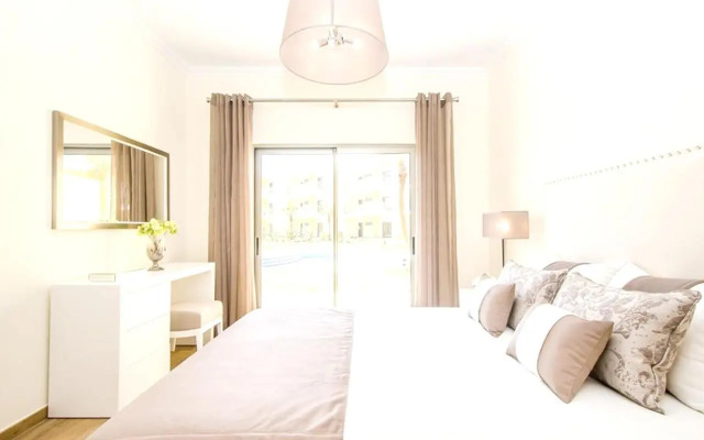 #010 Jardins Marina Holidays Flat with Shared Pool