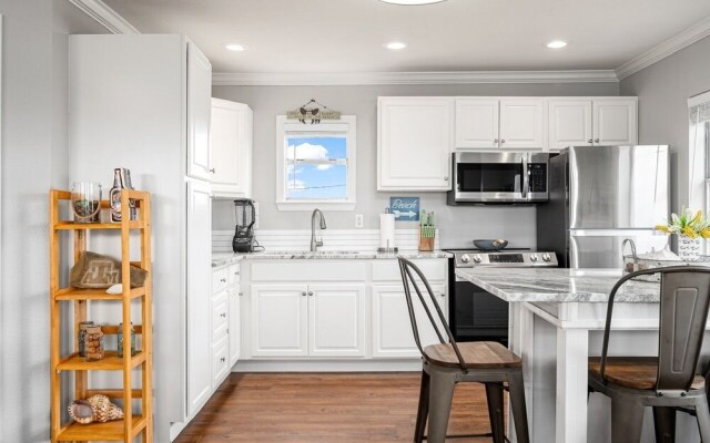 Amberjack 2 Bedroom Home by RedAwning