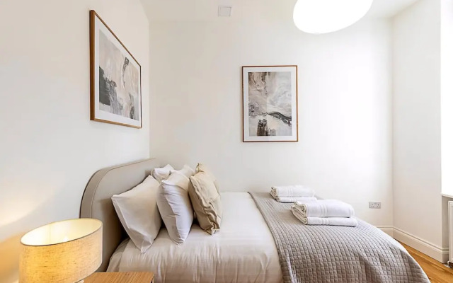 Stylish Chelsea Escape With Private Outdoor Oasis!
