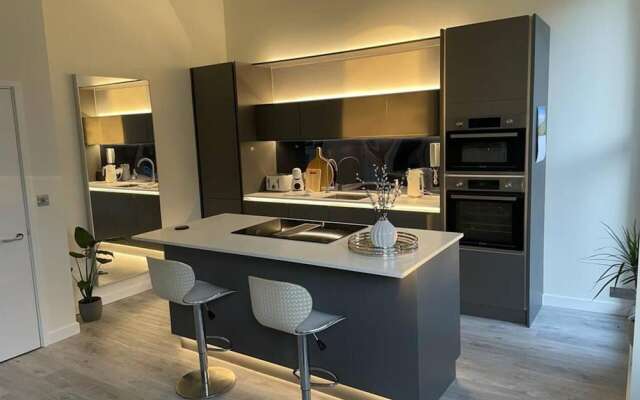 Stunning Apartment in Clifton Gardens, Westend