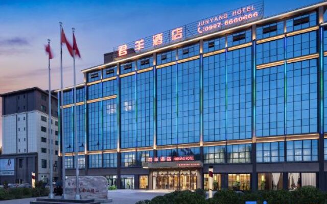 Junyang Hotel (Aksu Railway Station Old Street Night Market)