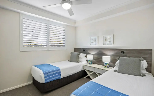 Beachside 2-bed With Pools, Gym, BBQ and Parking