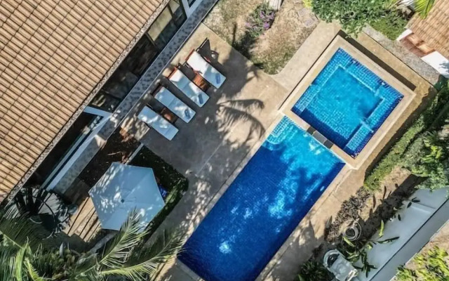 CoconutPalmsJacuzzipoolhugeproperty v136