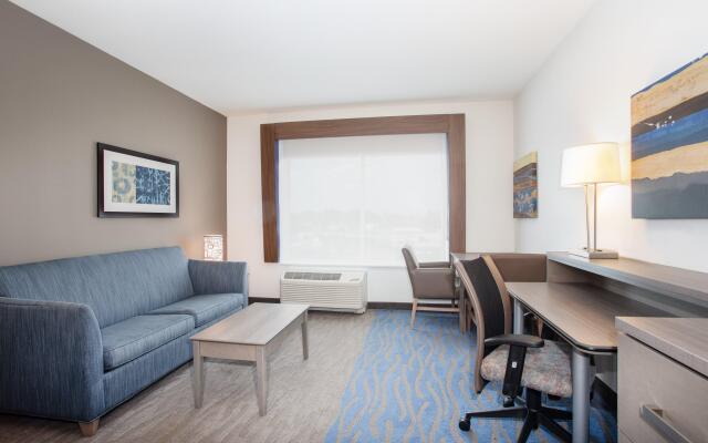 Holiday Inn Express & Suites Great Bend by IHG