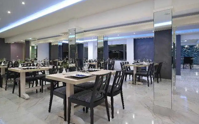 Отель Mistral Bay