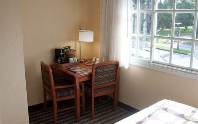 Deer Haven Inn & Suites