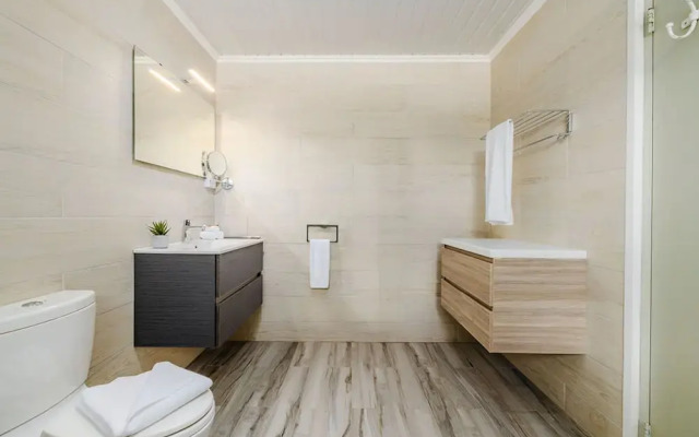 Newly Renovated 4BR 4BA Private Pool Eagle Beach
