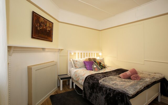 Tullys Hut - Walk to Hikes, Waterfalls, Views