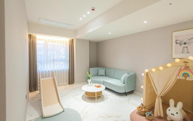 Asherah Villard Aqua Business Hotel