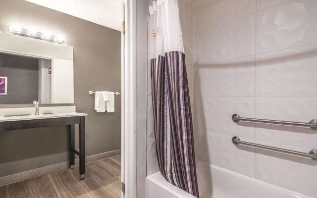 La Quinta Inn & Suites by Wyndham Hartford - Bradley Airport