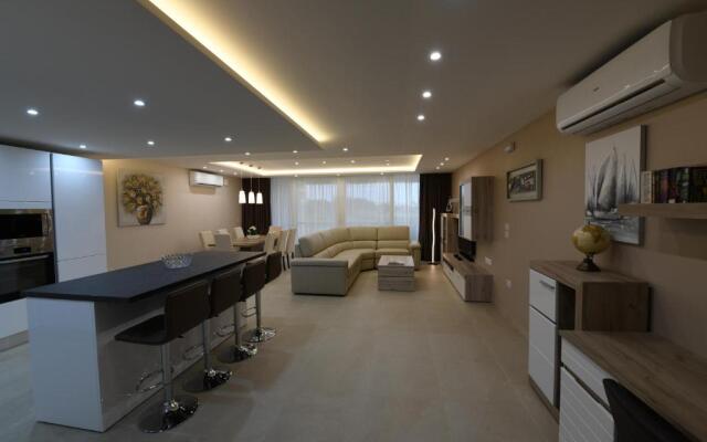 Wileg 4B Luxury Two Bedroom Apartment with Shared Swimming Pool.