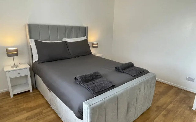 New! 4 Bedroom London House With Garden and Lawn