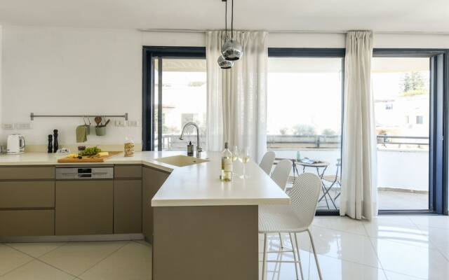 Stylish 3-BR Apt w Balcony and Parking