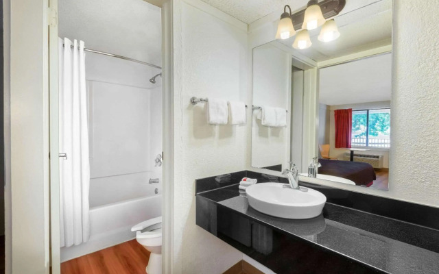 Travelodge by Wyndham Essington / Philadelphia Airport