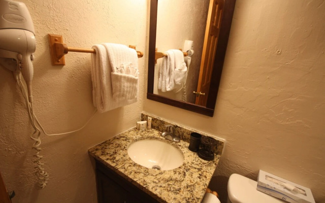 Four O'clock Lodge B05