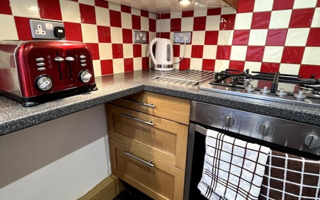 Cosy Entire 3-bed House With Garden and Fast Wifi