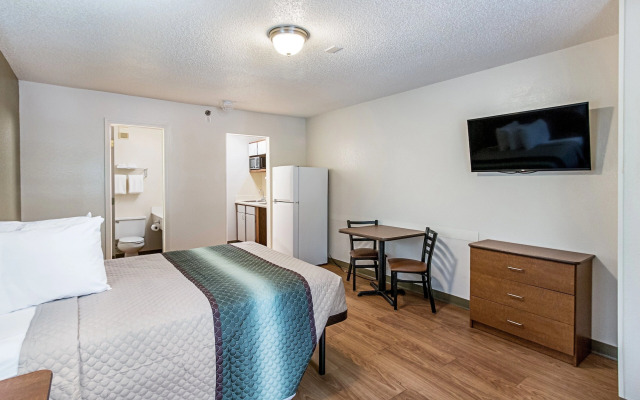 HomeTowne Studios by Red Roof Atlanta - Lawrenceville