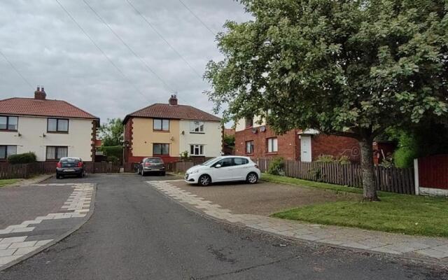 Adrian House, near Hospital, easy parking + garden