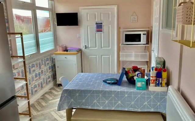Large 3 bed Chalet -sleeps 6- dog Friendly- Garden