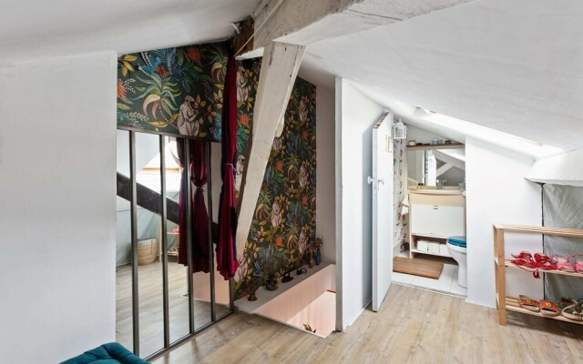Spacious and Bright Duplex Located in the 19th