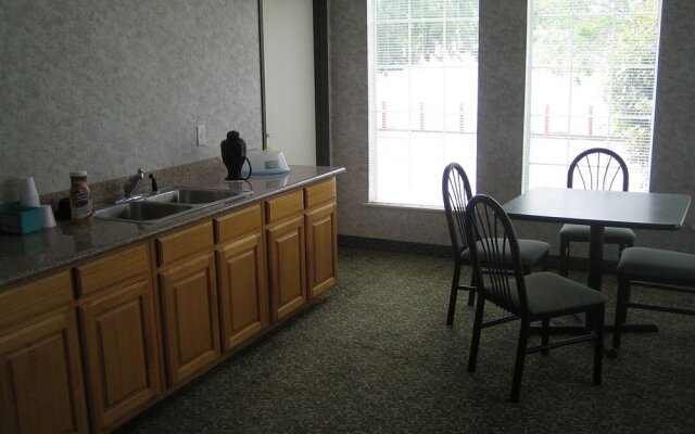 Delux Inn Express Inn & Suites