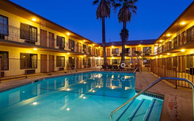 Studio City Court Yard Hotel