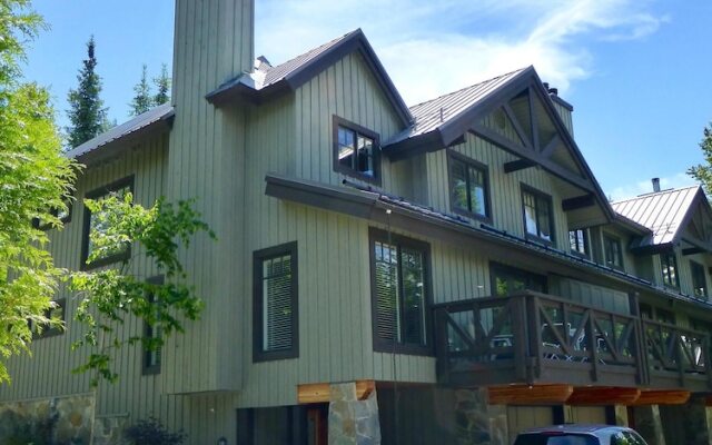 Spacious Town Home With Private Hot Tub