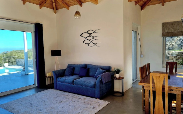 Villasleeps10-garden-freeparking-pool-ac