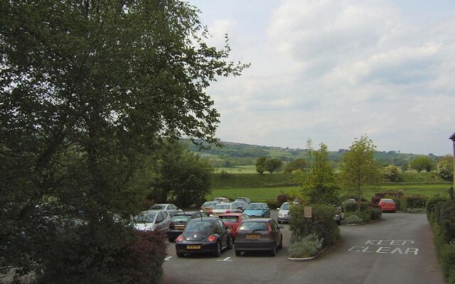 The Old Stone Trough Country Lodge & Inn