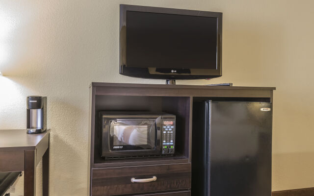 Quality Inn & Suites Pittsburgh Harmarville