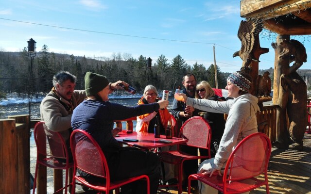 Hawks Nest Lodge And Restaurant