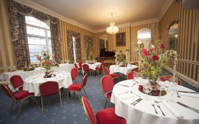Norfolk Arms Hotel