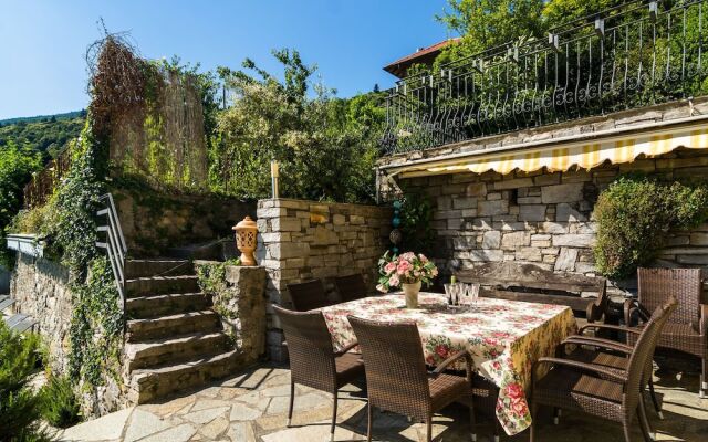 Villa With Private Pool and View of the Lake