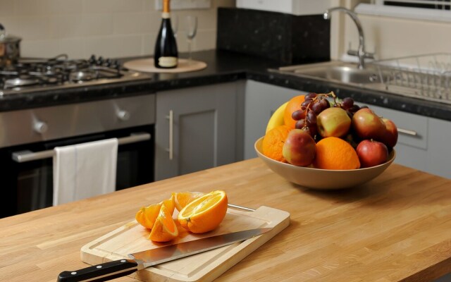 Select Serviced Accommodation - Canal Walk