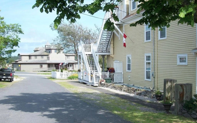 Louisbourg Harbour Inn