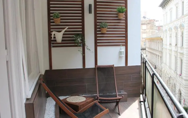 CenterStudio with balcony in downtown