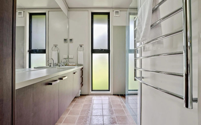 Ecocrackenback 13 'Sustainable, luxurious chalet close to the slopes.'