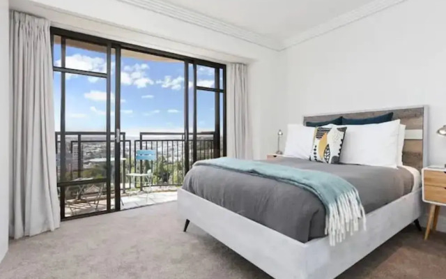 Bright One Bedroom Beauty With Balcony