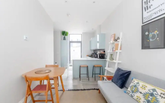 Chic 1BD Flat W/patio - 2 Mins From Baron's Court!