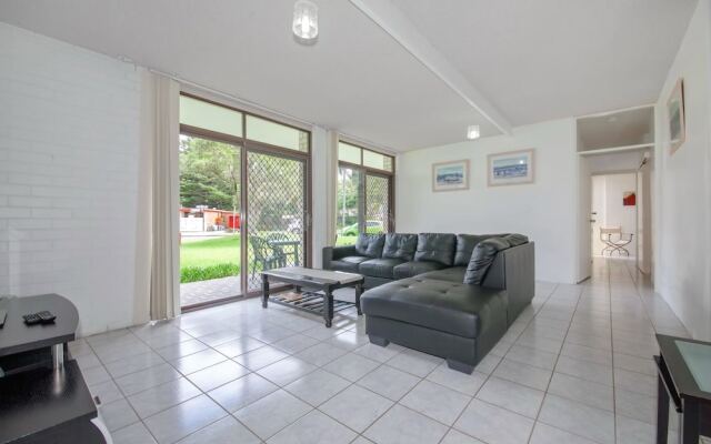 Villa Ellisa, Unit 1/10 Columbia Close