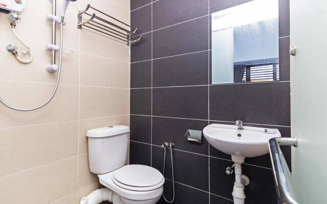 OYO 220 Hotel Sri Maluri