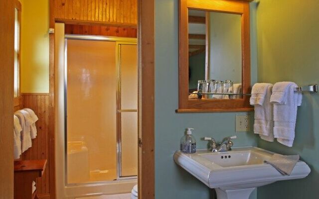 Poplar Creek Guesthouse Bed & Breakfast