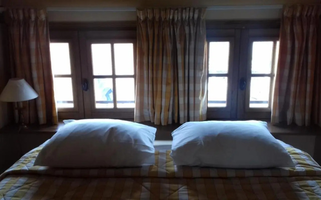 Aux Trois Damoiselles