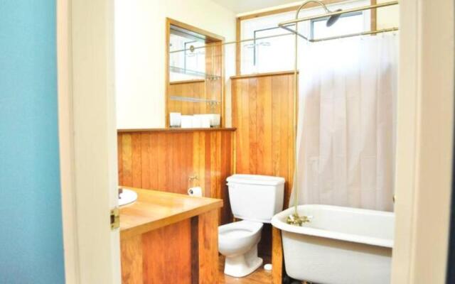 Cozy 1 BD Suite Centrally Located North Vancouver