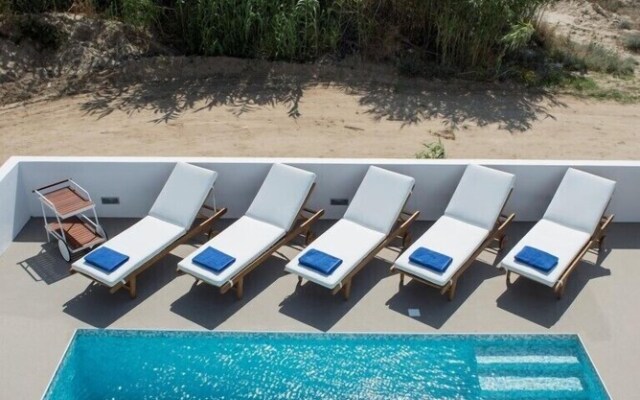 Seabreeze Villa - with Jacuzzi & heated pool