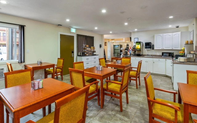 Econo Lodge Inn & Suites