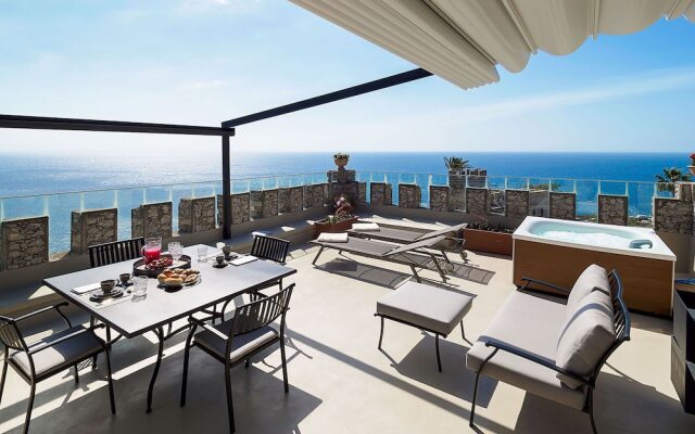 A stunning terrace with jacuzzi by the sea, and close to the center and beach